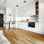 Apartman Garden Wola - Ogrodek & Hamak, Smart Tv I Wi-fi, Guminska 1